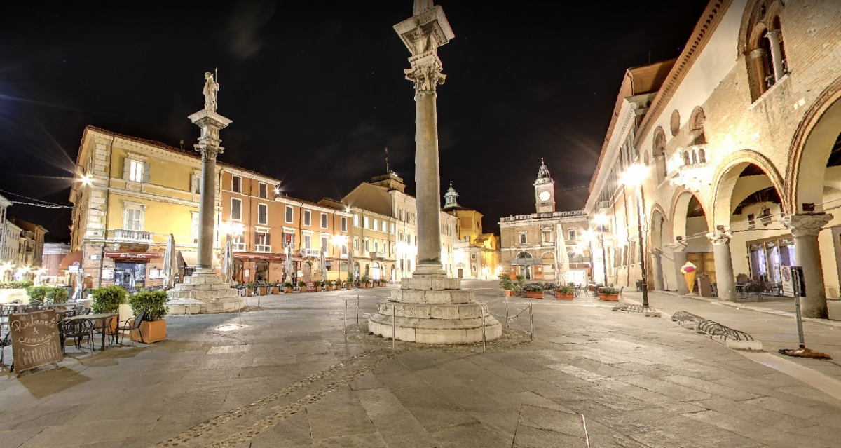 Ravenna Centro Storico vista notturna di Piazza del Popolo